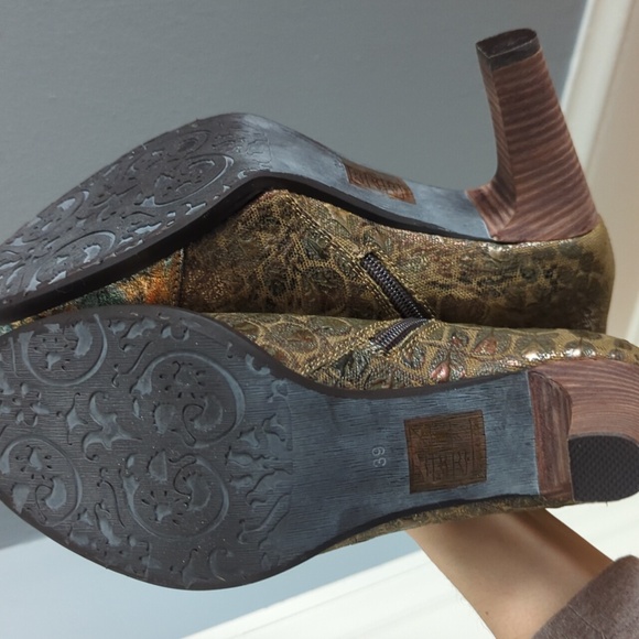 NIB L'Artiste Eleni taupe booties size 8.5 - Picture 8 of 10